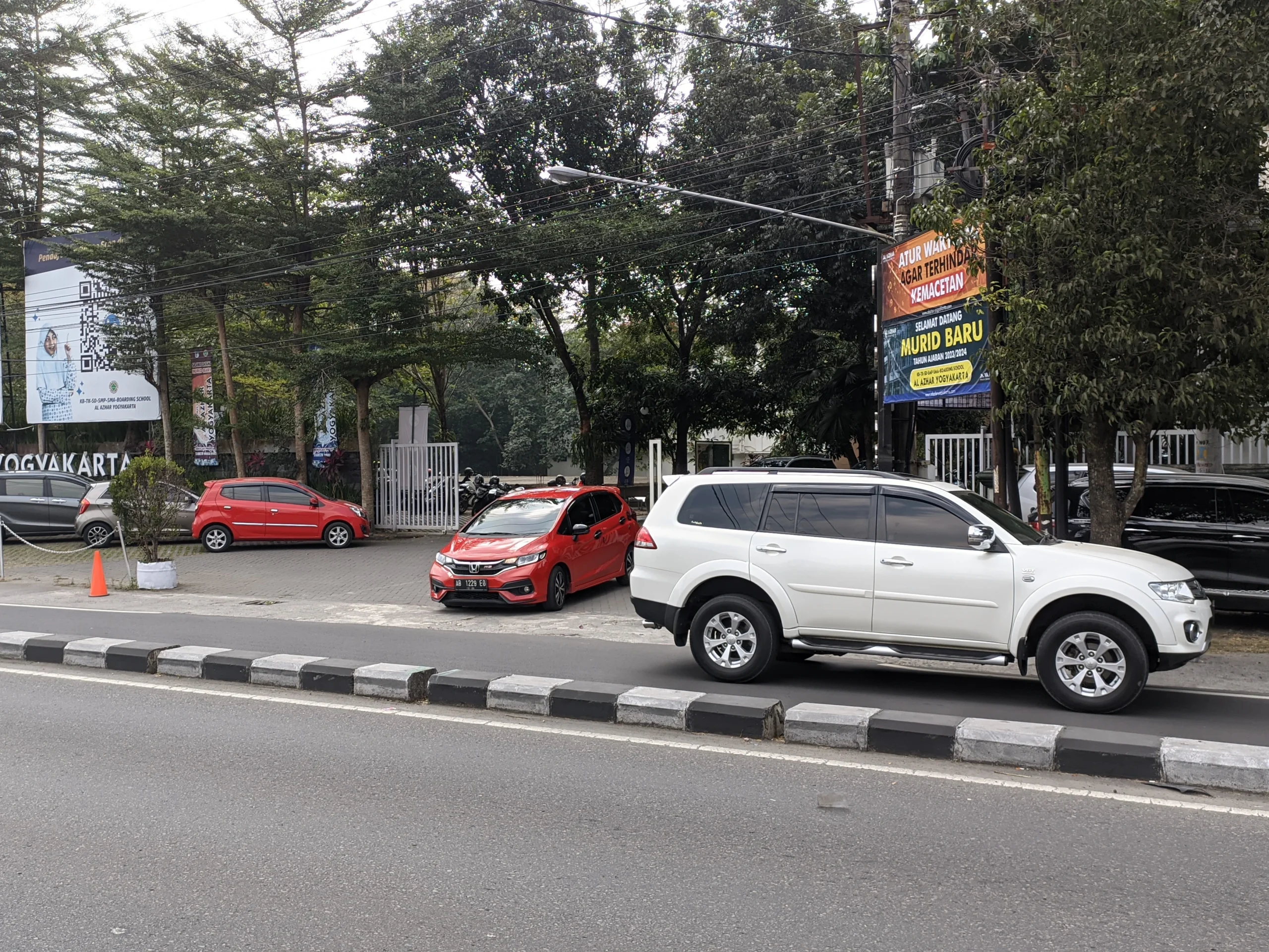 Sekolah Elit, Jalanan Sulit : Ring Road Utara dan Pantangannya